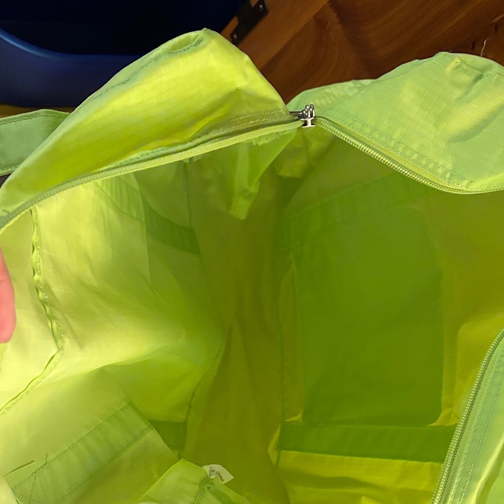 Baggallini Bright Green Travel Tote Bag - Picture 3 of 3